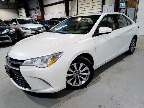 Used 2017 Toyota Camry XLE FWD image 1