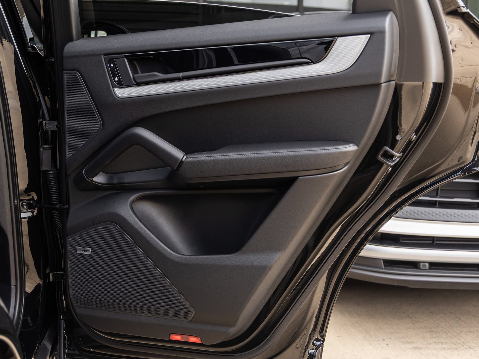 Certified 2025 Porsche Cayenne E-Hybrid Coupe AWD/4WD image 40