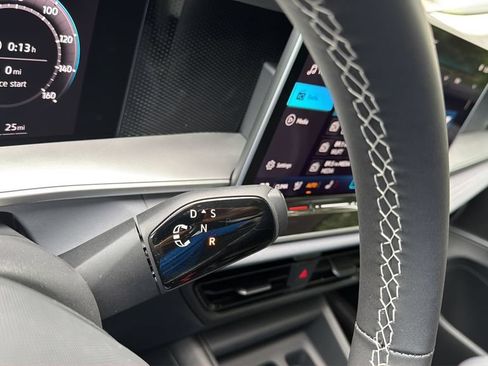 New 2026 Volkswagen Tiguan SE FWD image 14