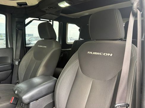 Used 2017 Jeep Wrangler Unlimited Rubicon w/ Cold Weather Group AWD/4WD image 16