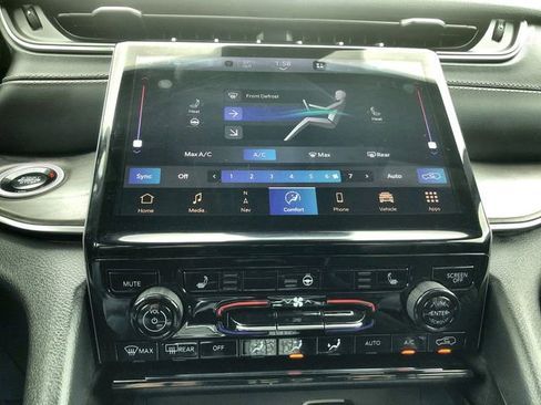 Used 2024 Jeep Grand Cherokee Limited image 19