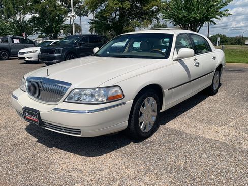 Used 2004 Lincoln Town Car Ultimate RWD image 4