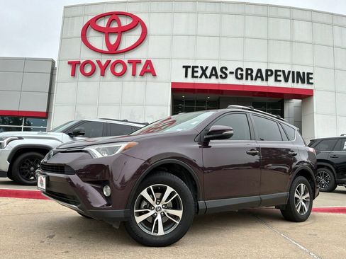 Used 2017 Toyota RAV4 XLE AWD/4WD image 2