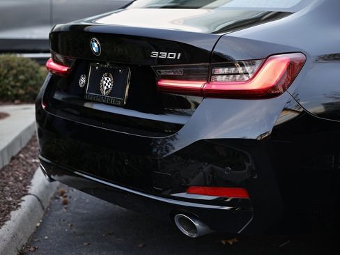 Used 2023 BMW 330i Sedan w/ Driving Assistance Package image 9