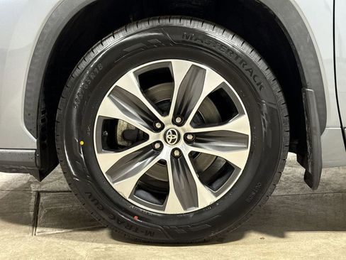 Used 2021 Toyota Highlander XLE image 28