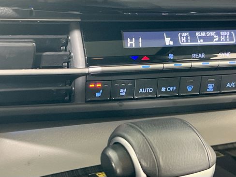 Used 2022 Toyota Sienna Limited image 20