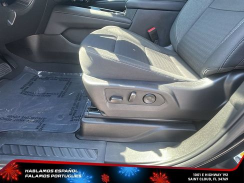 Used 2025 Chevrolet Suburban LS RWD image 13