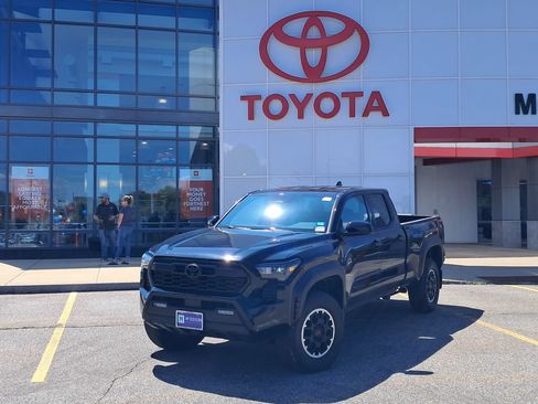 Used 2025 Toyota Tacoma TRD Off-Road AWD/4WD image 1