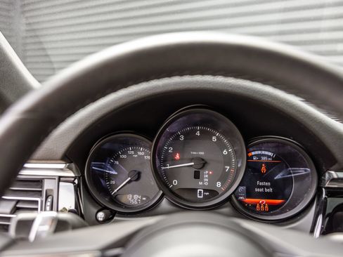 Certified 2023 Porsche Macan AWD/4WD image 18