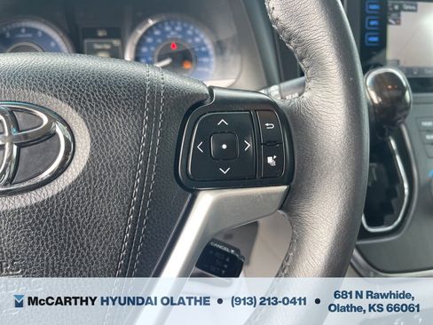Used 2017 Toyota Sienna XLE image 28