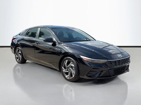 Certified 2025 Hyundai Elantra Sport image 3