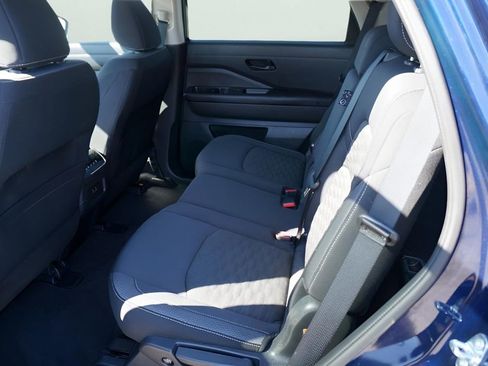 Used 2024 Nissan Pathfinder SV image 11