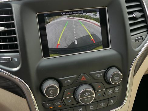 Used 2021 Jeep Grand Cherokee Laredo RWD image 19