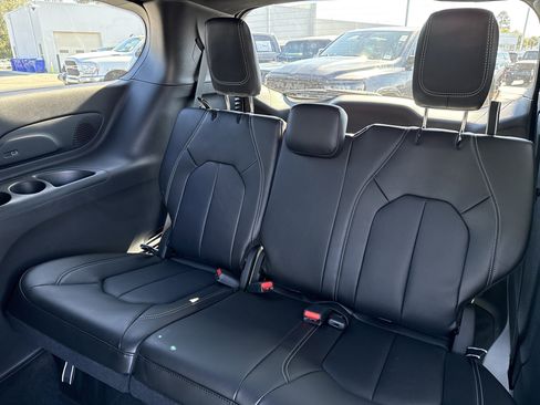 New 2026 Chrysler Pacifica Select image 32