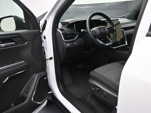 Used 2025 GMC Acadia Elevation image 9