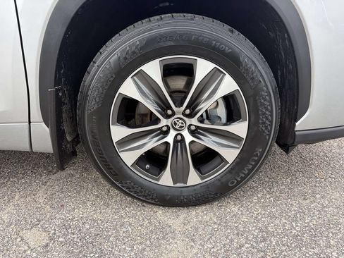 Used 2022 Toyota Highlander XLE AWD/4WD image 10