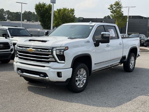 Used 2024 Chevrolet Silverado 2500 High Country w/ High Country Premium Package AWD/4WD image 3