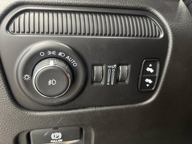 Used 2023 Jeep Wagoneer Series III w/ Premium Group I AWD/4WD image 16