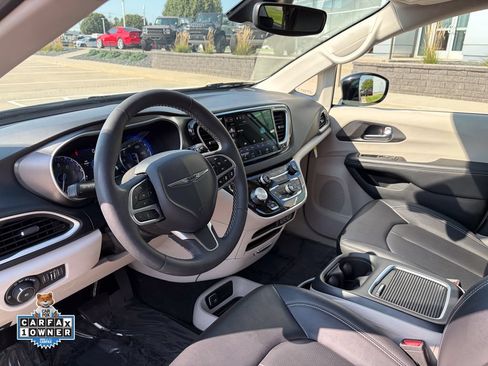 Used 2024 Chrysler Pacifica Touring-L FWD image 9