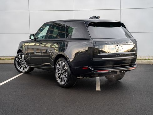 Used 2023 Land Rover Range Rover SE image 3