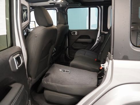 Used 2020 Jeep Wrangler Unlimited Sahara image 21