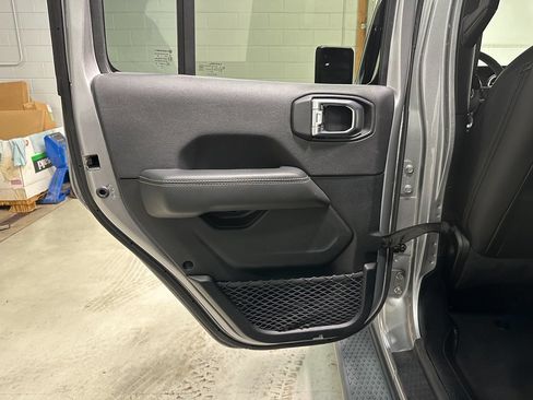 Used 2020 Jeep Gladiator Overland AWD/4WD image 22