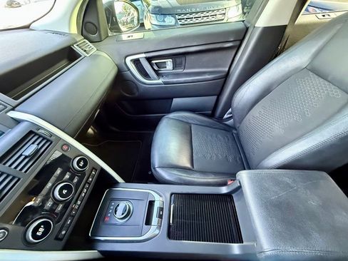 Used 2019 Land Rover Discovery Sport SE image 17