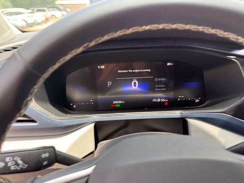 Used 2023 Volkswagen Taos SE w/ Panoramic Sunroof Package FWD image 19