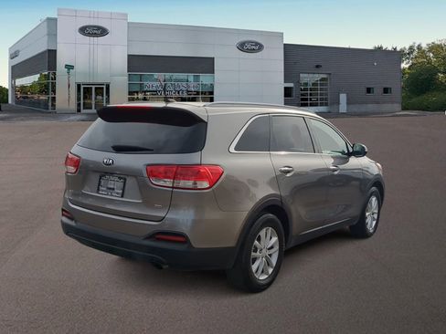 Used 2017 Kia Sorento LX image 10