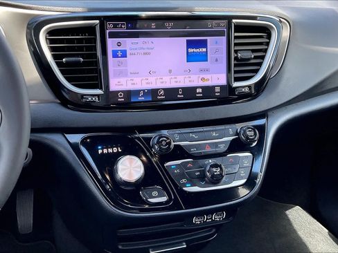 Used 2025 Chrysler Pacifica Select FWD image 7