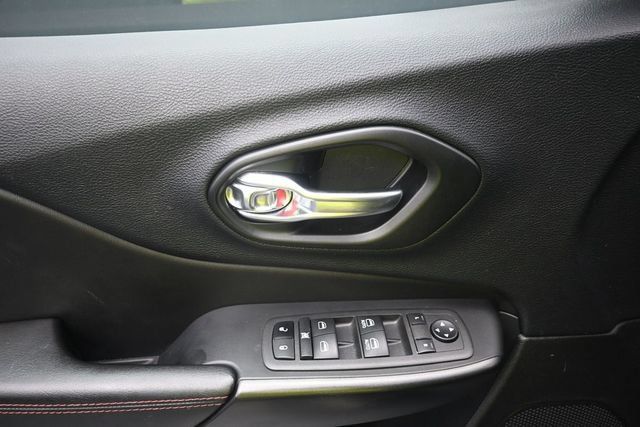 Used 2022 Jeep Cherokee Trailhawk AWD/4WD image 13