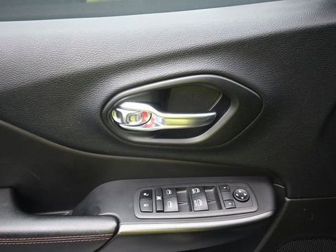 Used 2022 Jeep Cherokee Trailhawk AWD/4WD image 13