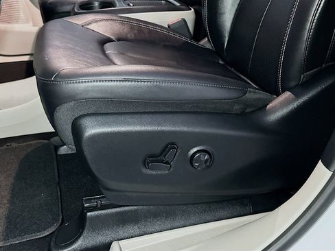 Used 2024 Chrysler Pacifica Touring-L FWD image 16