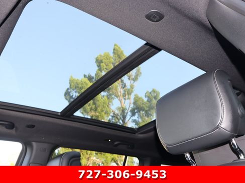 Used 2022 Jeep Wagoneer Series III w/ Premium Group I AWD/4WD image 5