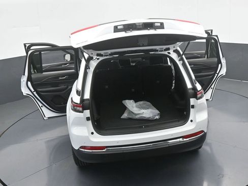 Used 2025 Jeep Grand Cherokee Laredo image 37