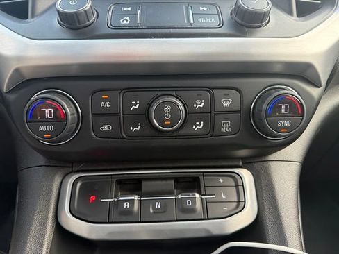Used 2022 GMC Acadia SLT w/ Elevation Edition FWD image 17