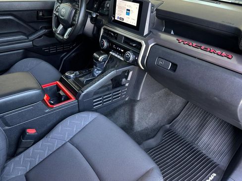 Used 2025 Toyota Tacoma SR5 AWD/4WD image 31