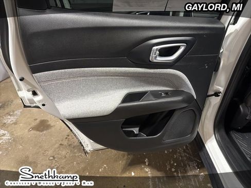 Used 2022 Jeep Compass Latitude image 13