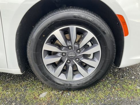 Used 2023 Chrysler Pacifica Touring-L image 11