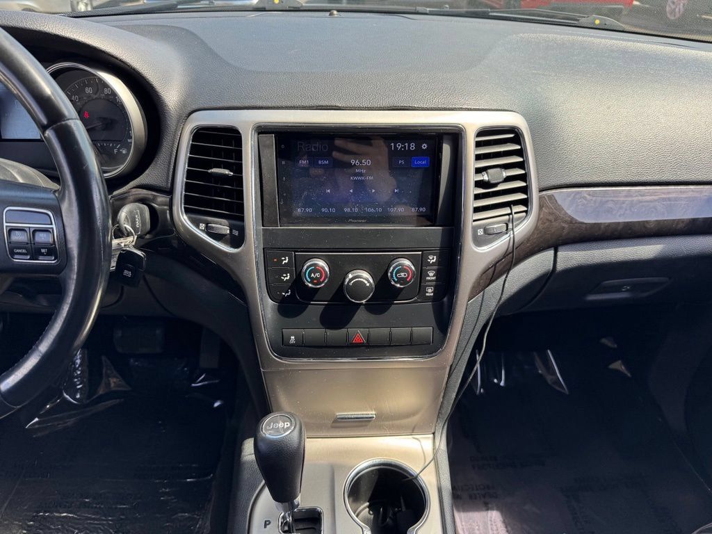 Used 2011 Jeep Grand Cherokee Laredo AWD/4WD image 2