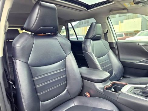 Used 2019 Toyota RAV4 Limited image 30