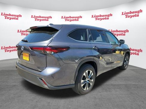 Used 2025 Toyota Highlander XLE image 28