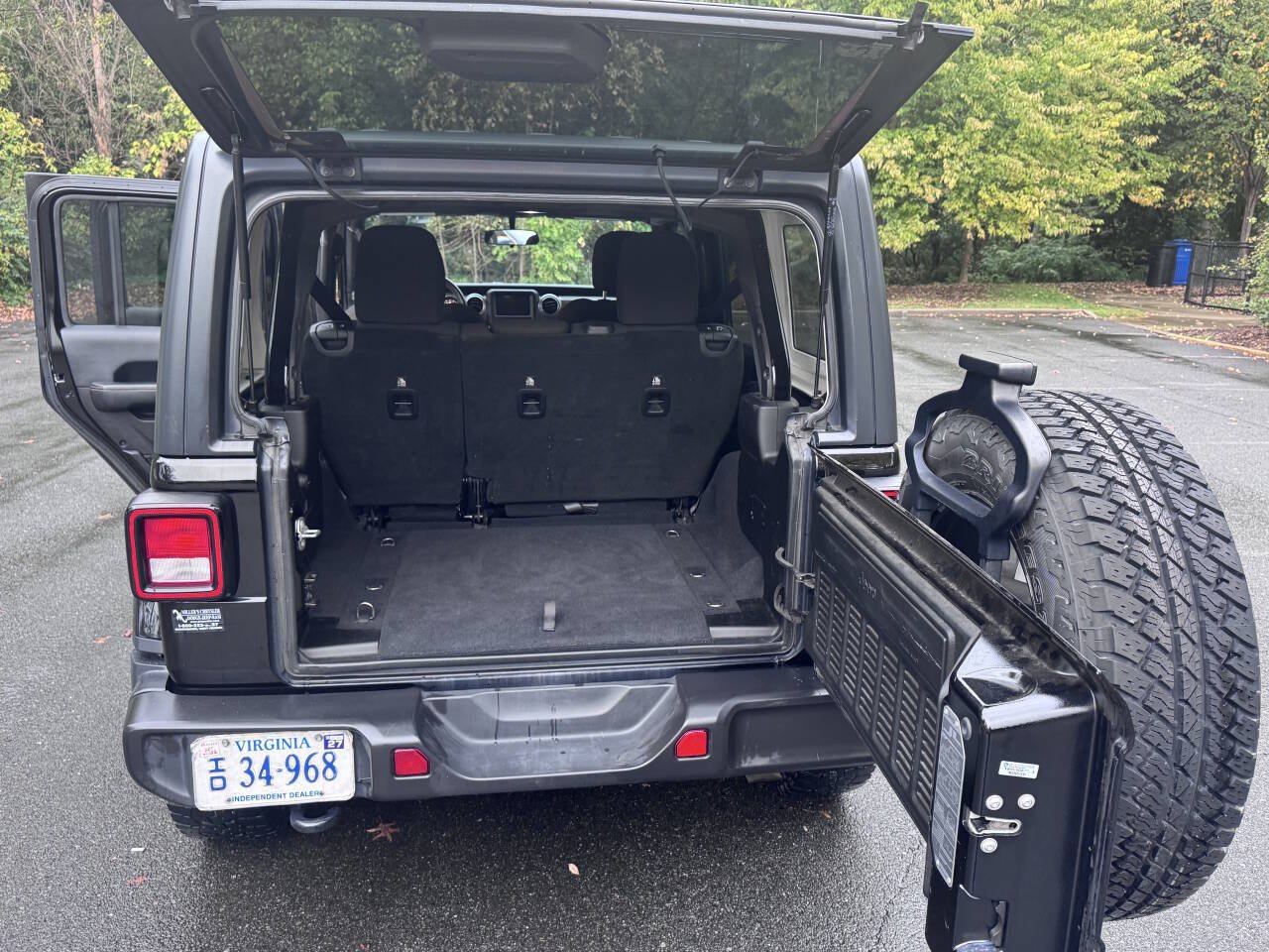 Used 2018 Jeep Wrangler Unlimited Sahara w/ Cold Weather Group AWD/4WD image 29