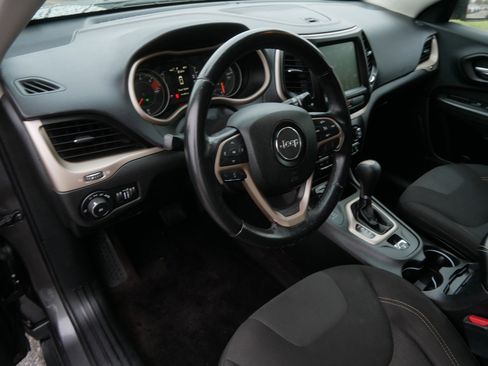 Used 2017 Jeep Cherokee Latitude AWD/4WD image 19