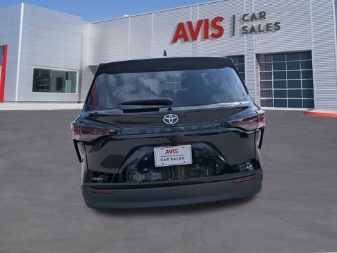 Used 2025 Toyota Sienna LE image 7