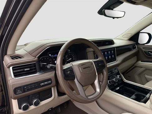 Used 2021 GMC Yukon Denali w/ Denali Premium Package image 12
