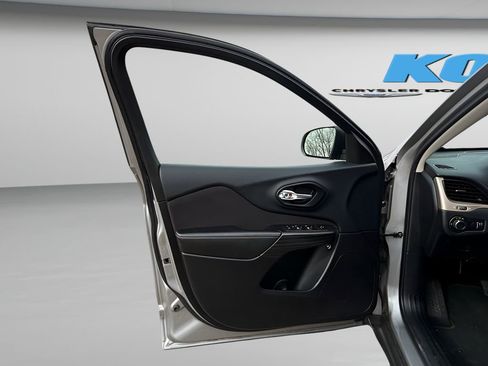 Used 2016 Jeep Cherokee Sport image 26