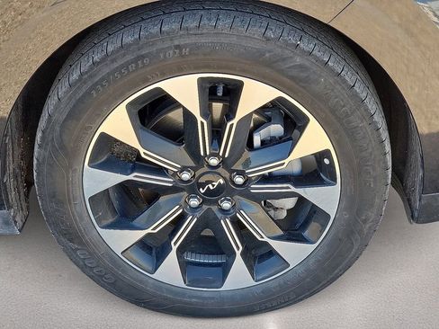 Used 2024 Kia Carnival EX FWD image 9