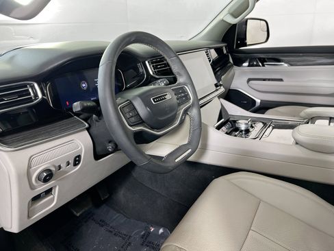 Used 2022 Jeep Wagoneer Series III w/ Rear Seat Video Group 1 image 9