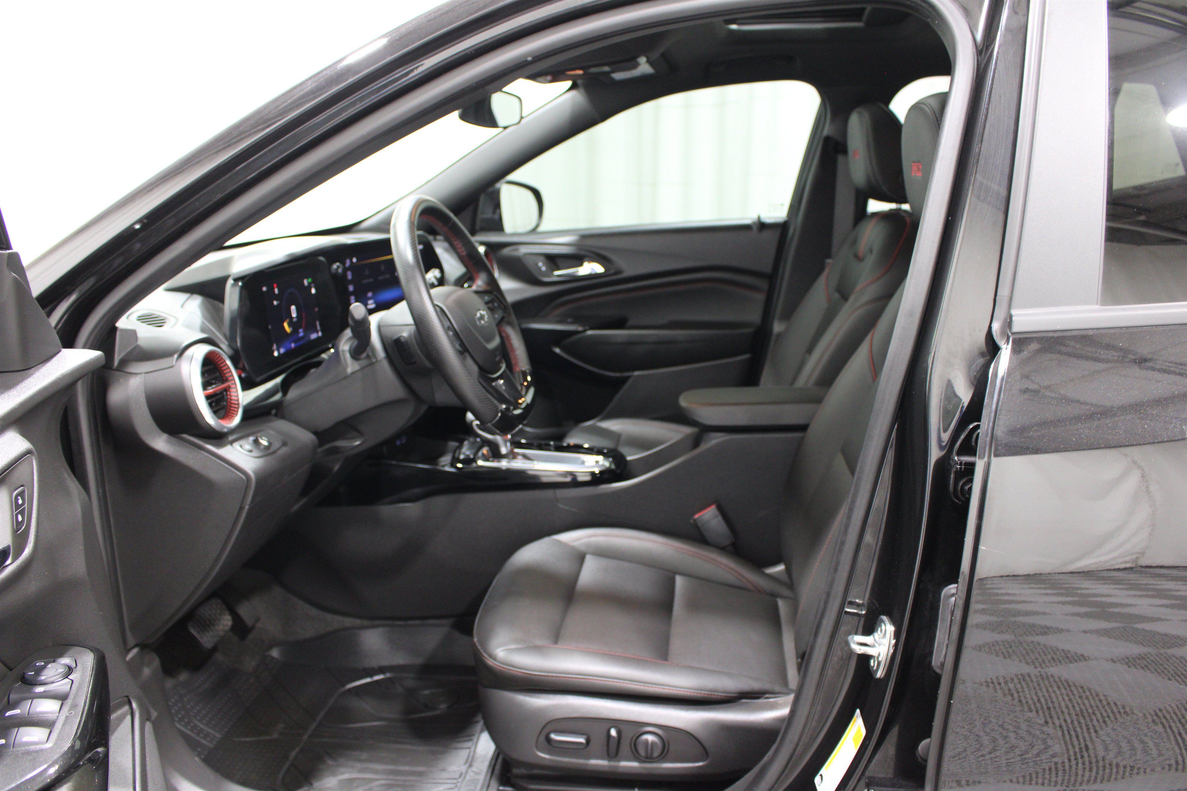 Used 2025 Chevrolet Trax RS w/ Sunroof Package FWD image 3